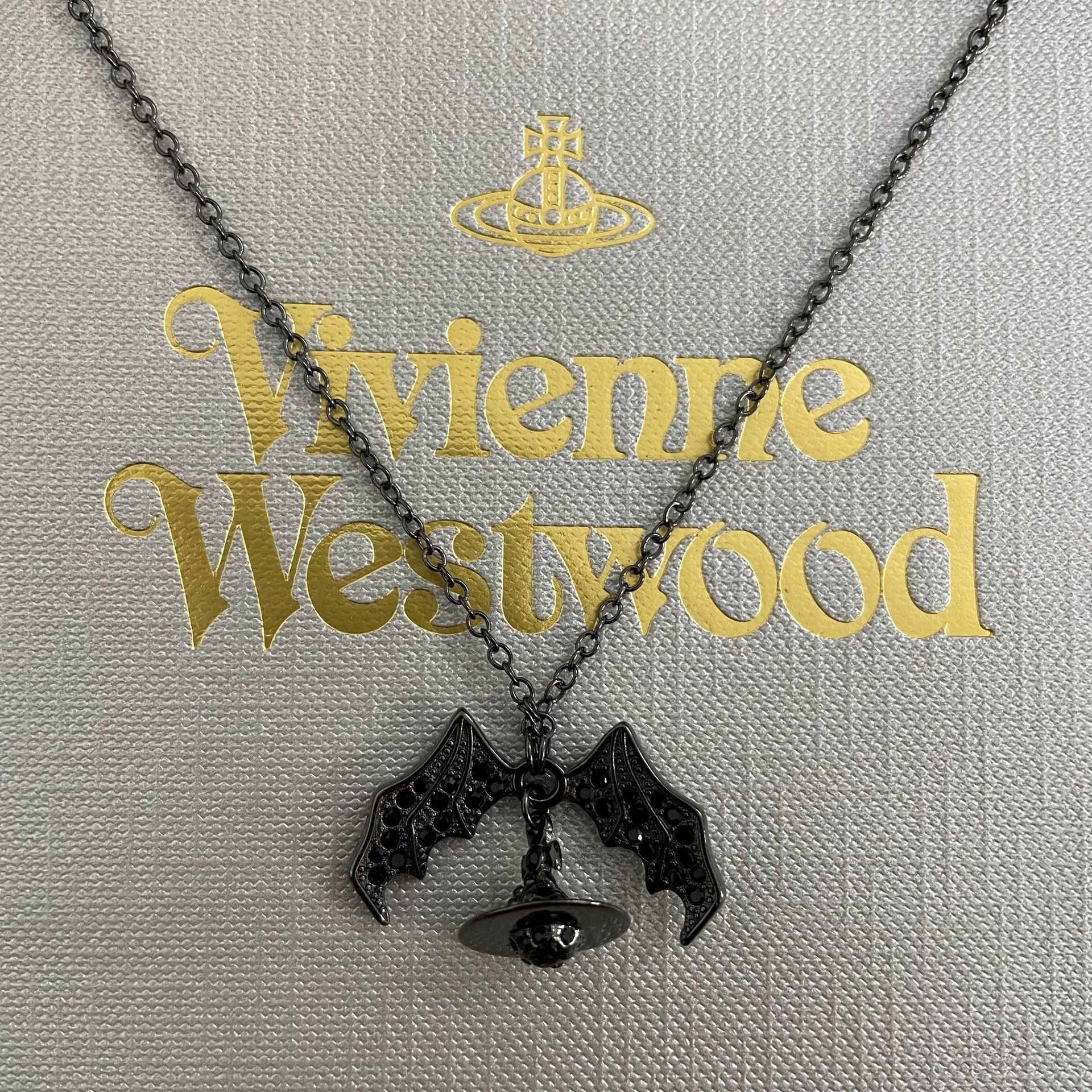 Designer Viviennens West Wood Jewelry Queen Dowager Black Bat Wings Three Dimensional Saturn Personality Cool Wind Small Black Planet Wings Pendant Necklace