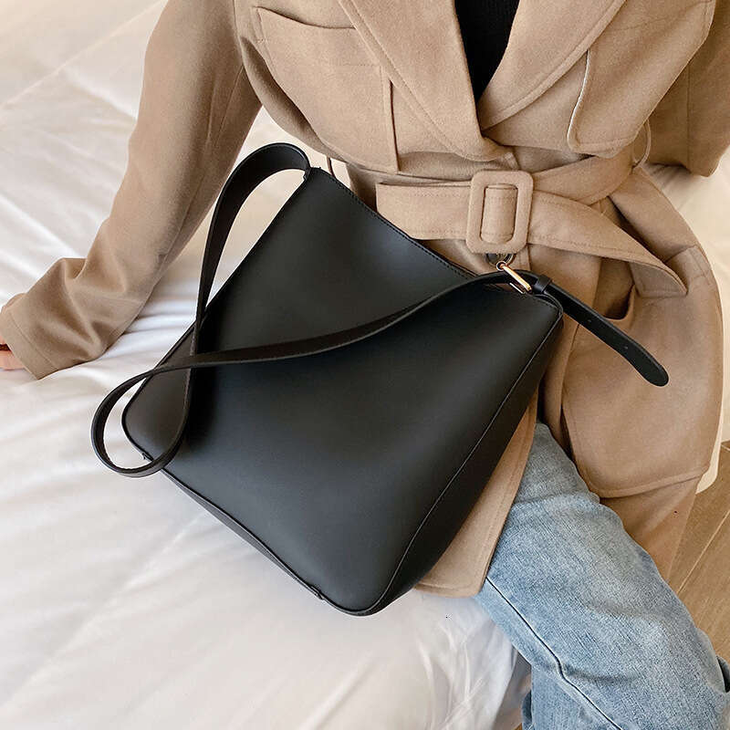 Internet celebrity chic casual minimalist for women popular new Korean version fashionable versatile single shoulder crossbody bucket bag