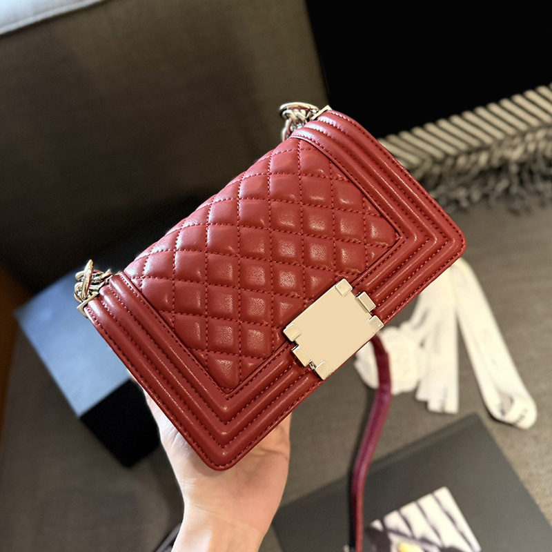 Womens Classic Mini Boy Lambskin Leather Bags Quilted Aged Silver Hardware Chain Strap Crossbody Shoulder Outdoor Sacoche Luxury Designer Handbags 20CM