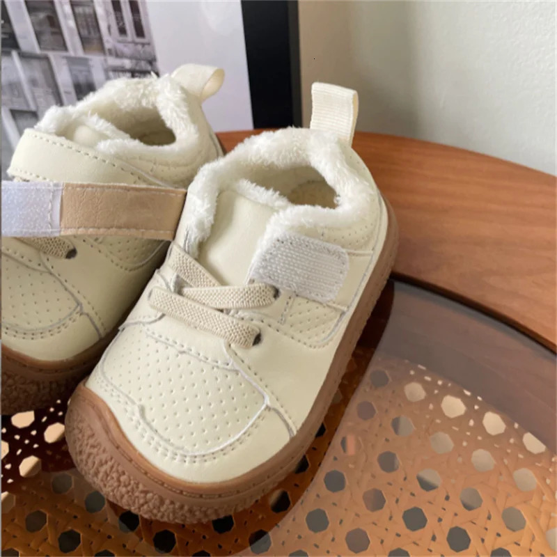Winter Baby Shoes Leather Toddler Boys Barefoot Shoes Short Fur Soft Sole Outdoor Fashion Little Girls Sneakers 241028