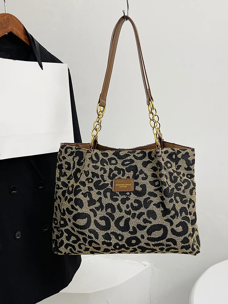 Womens shoulder bag leopard print canvas handbag multiple pockets used for school work and shopping 241028