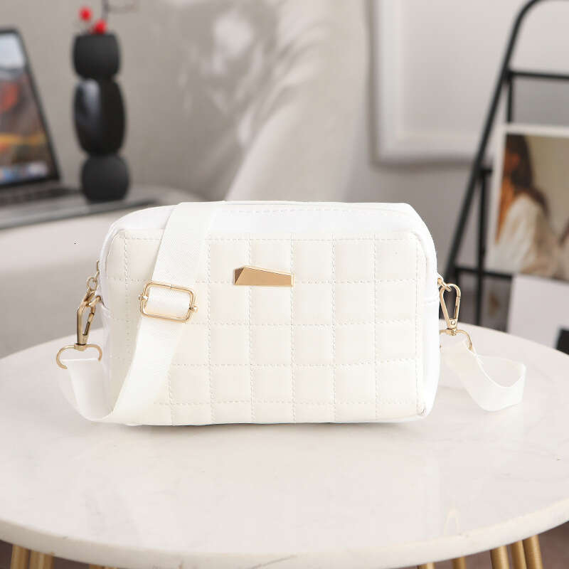 Niche Embroidered 2024 New Fashion Versatile Camera Women's Crossbody Bag