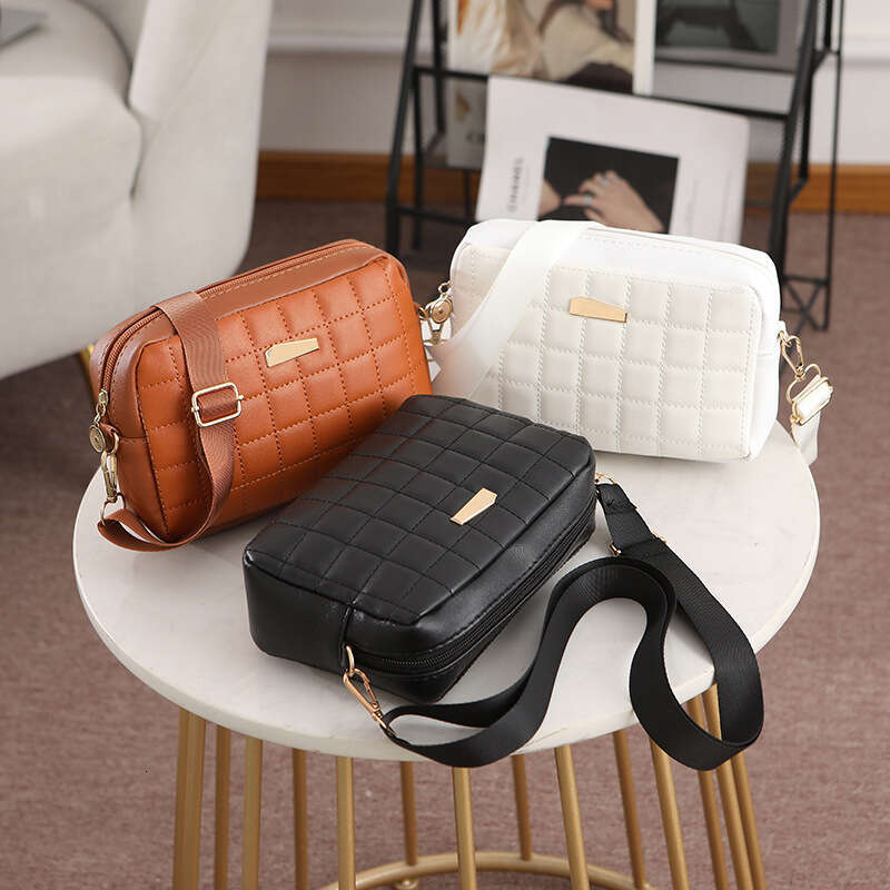 Niche Embroidered 2024 New Fashion Versatile Camera Women's Crossbody Bag
