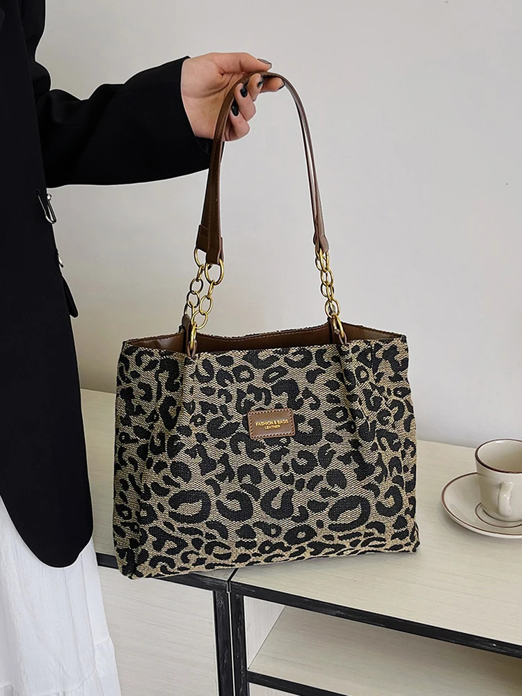 Womens shoulder bag leopard print canvas handbag multiple pockets used for school work and shopping 241028