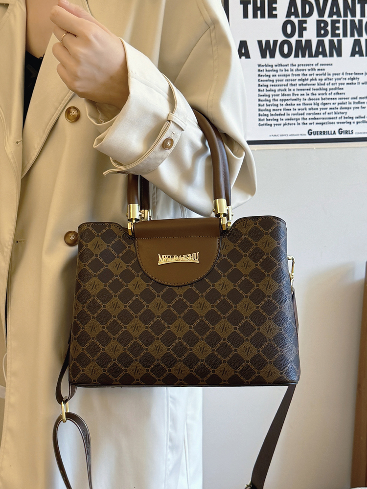 High end texture handbag for women 2024 new model, light luxury, niche, versatile handbag, women's single shoulder crossbody bag