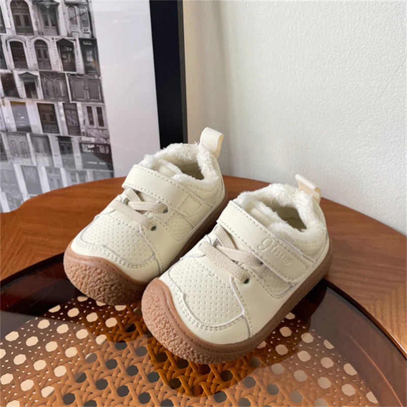 Winter Baby Shoes Leather Toddler Boys Barefoot Shoes Short Fur Soft Sole Outdoor Fashion Little Girls Sneakers 241028