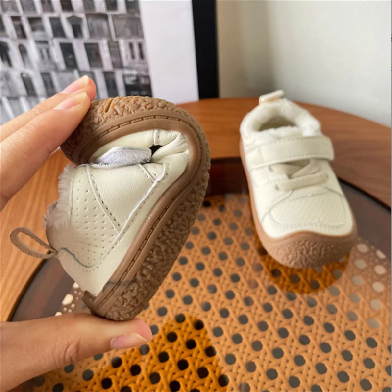 Winter Baby Shoes Leather Toddler Boys Barefoot Shoes Short Fur Soft Sole Outdoor Fashion Little Girls Sneakers 241028