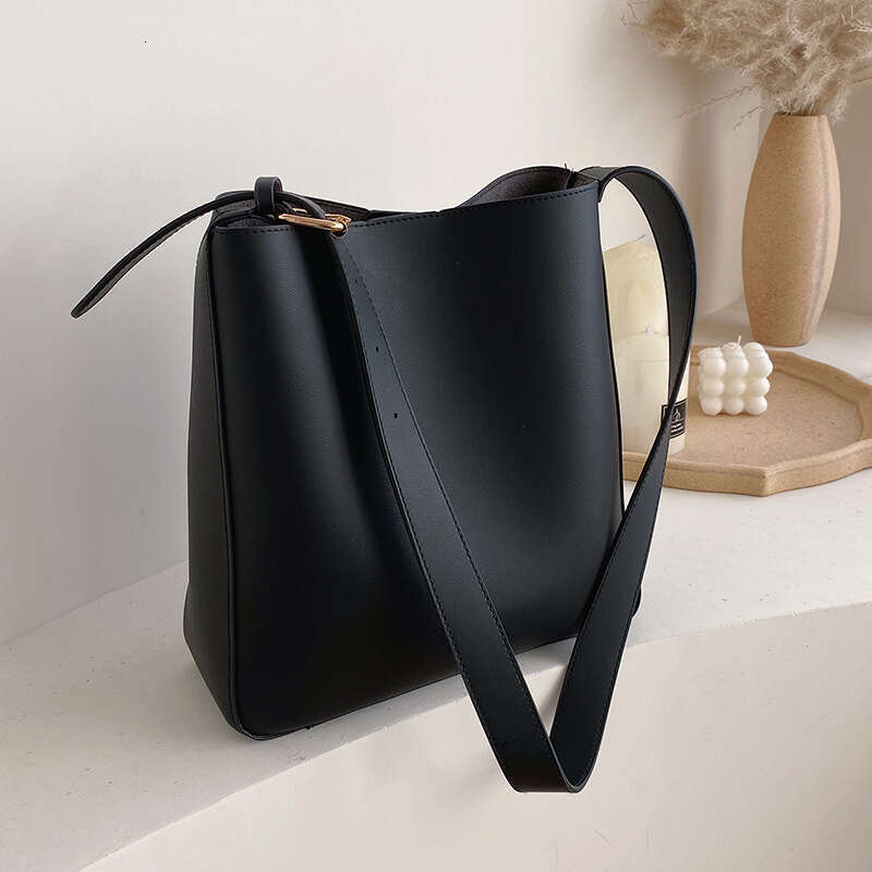 Internet celebrity chic casual minimalist for women popular new Korean version fashionable versatile single shoulder crossbody bucket bag
