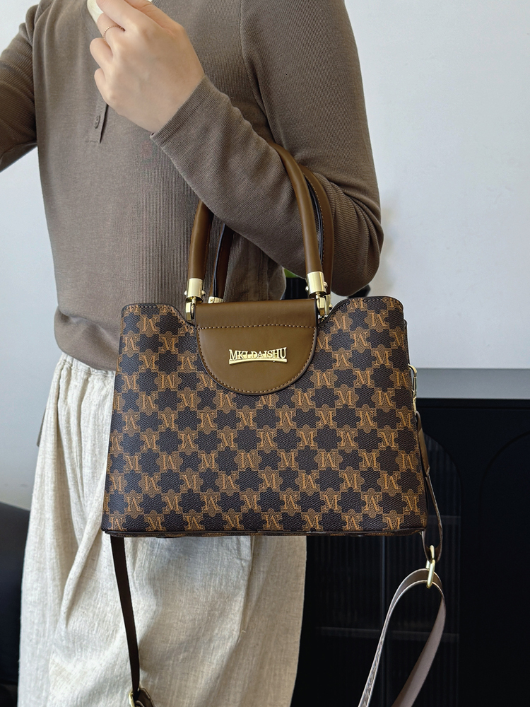 High end texture handbag for women 2024 new model, light luxury, niche, versatile handbag, women's single shoulder crossbody bag