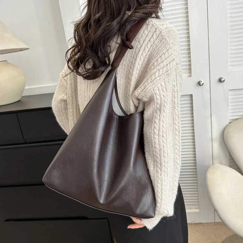 Retro soft PU leather womens shoulder bag commuting large handbag womens casual handbagXJ250412
