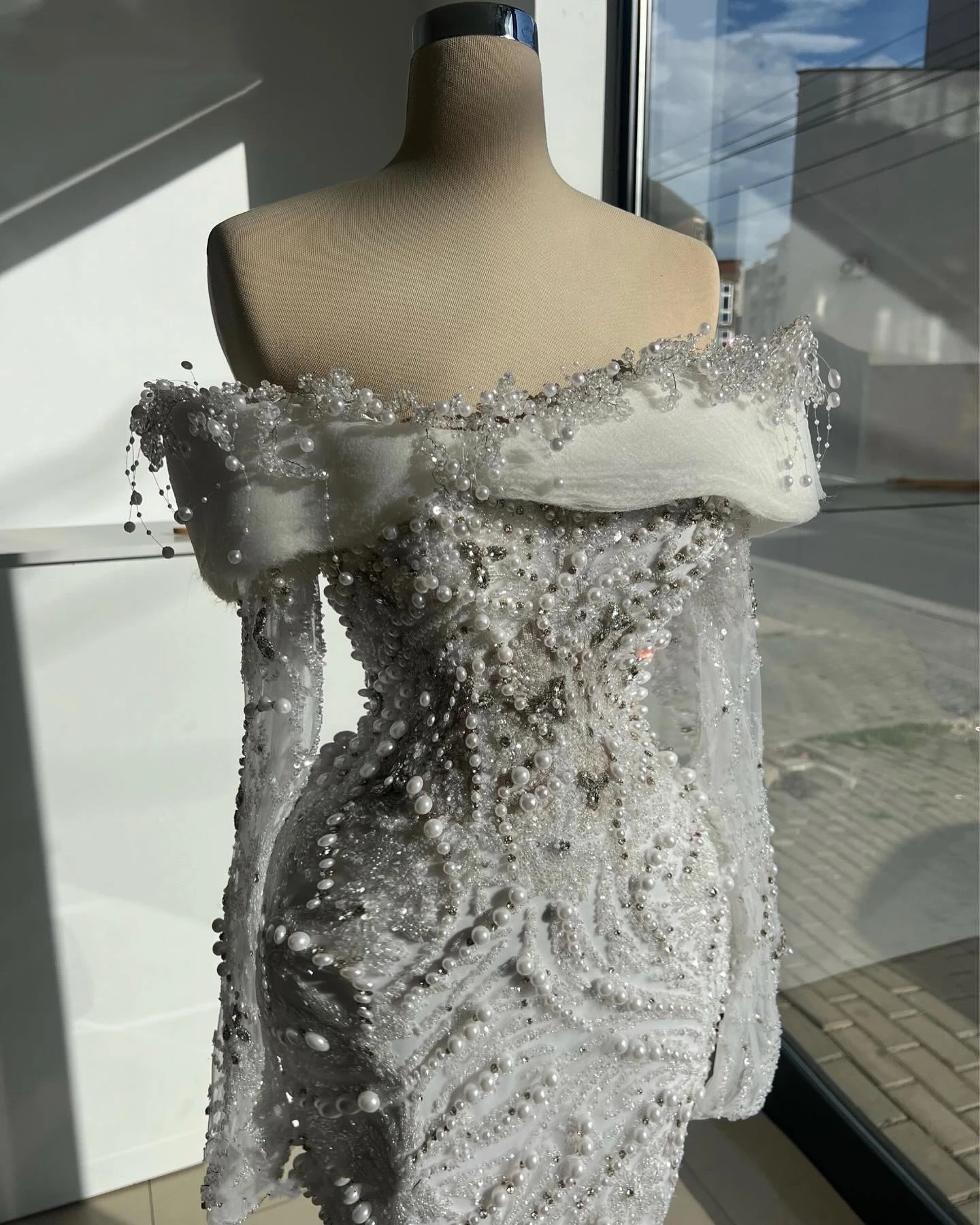 Elegant Pearls Wedding Dresses Beaded Bride Gown Off Shoulder Sequins Long Sleeve Dress Sweep Train Custom Made Vestidos De Novia 0219