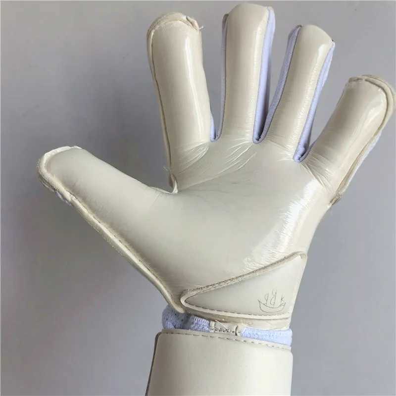 Football goalkeeper gloves VG3 tplate cut with added handbrake pad and high viscosity latex for unprotected fingersW241029