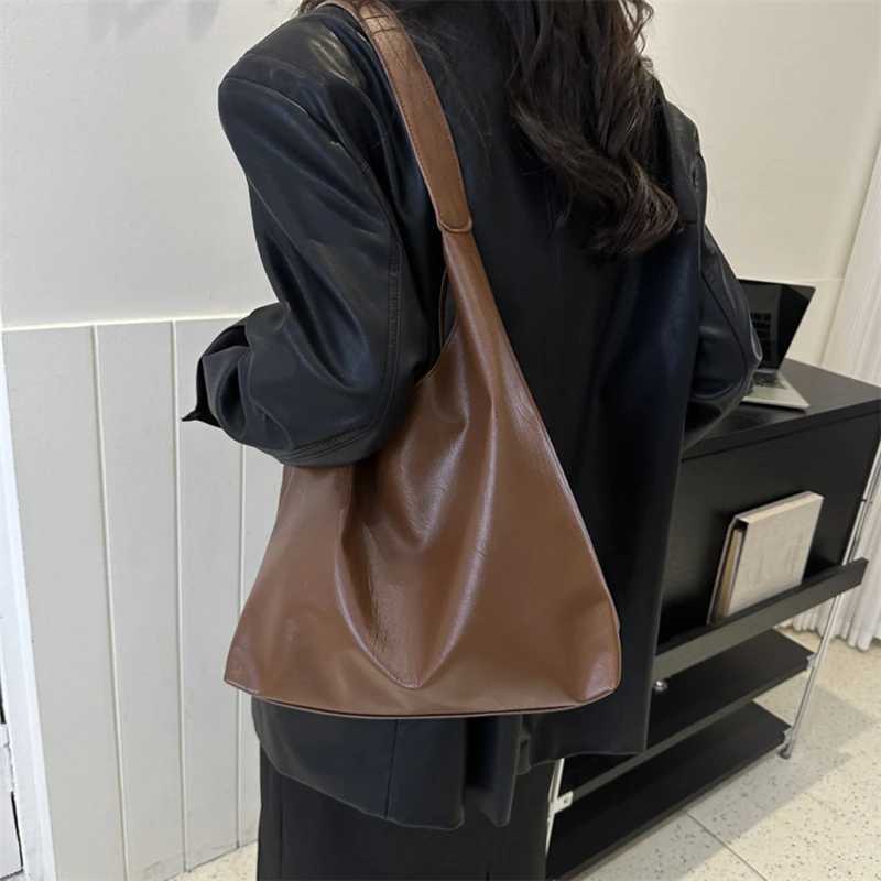 Retro soft PU leather womens shoulder bag commuting large handbag womens casual handbagXJ250412