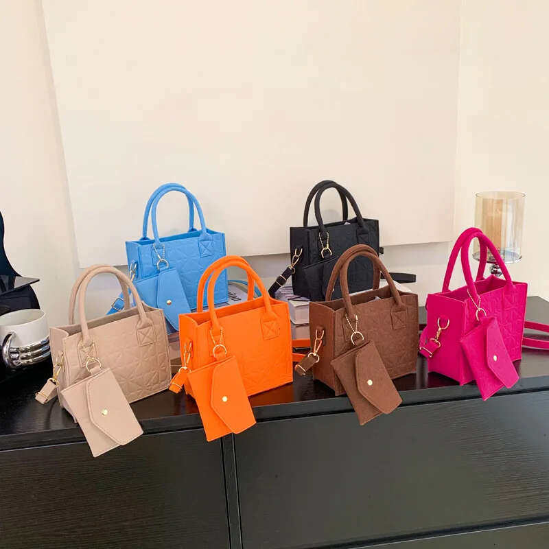 Elegant Felt Material Shoulder Handbag for Ladies Versatile Designer Crossbody Messenger Bag with Zipper Detail