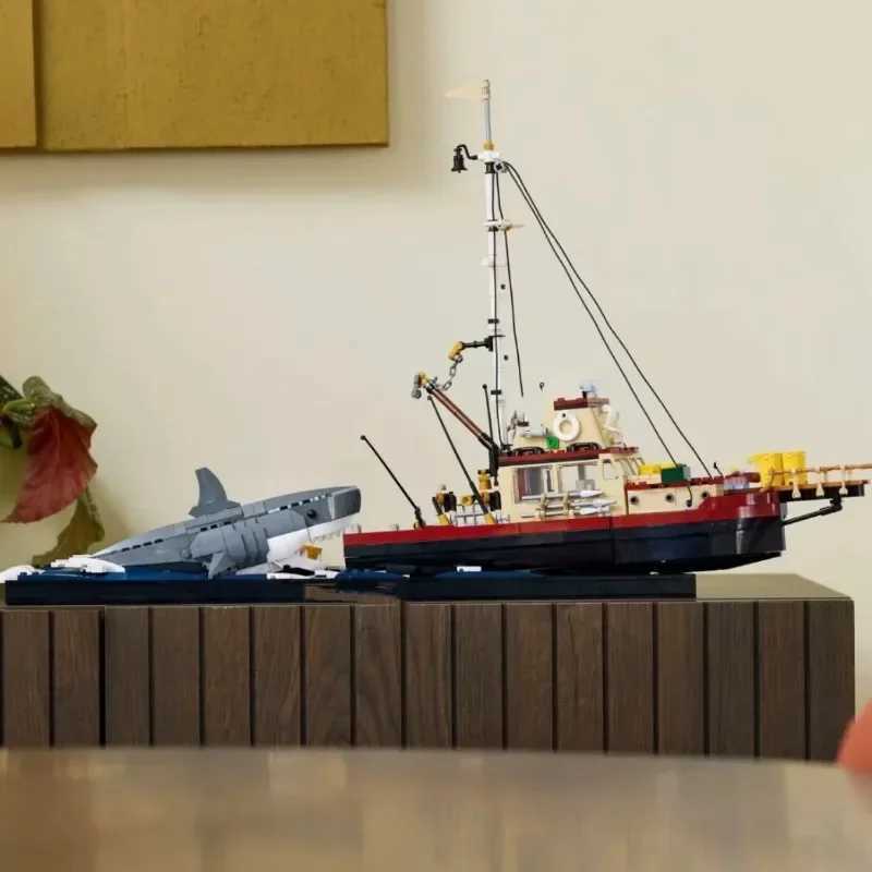 NEW 21350 Js Diorama White Shark Model Building Blocks Set Pirate Ship Sea Fisher Ci Fishing Boat Vessel Toys for Kid GiftXJ241029