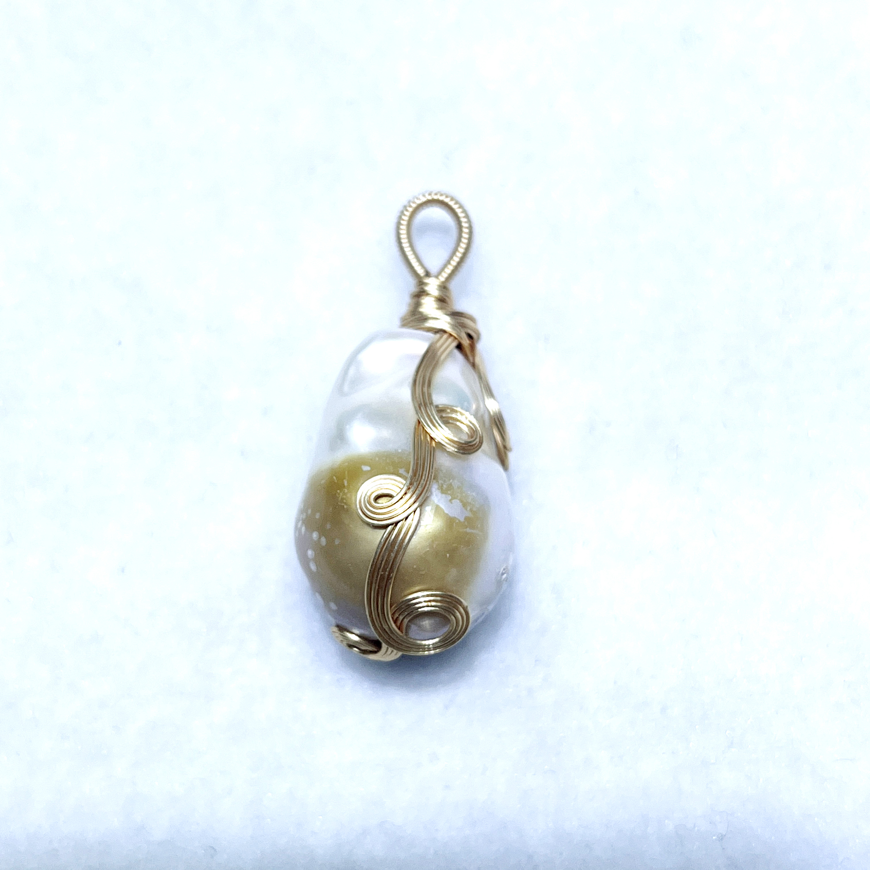 Luxurious Baroque-Inspired Pearl Choker Necklace Featuring Artistic Pendant Charms