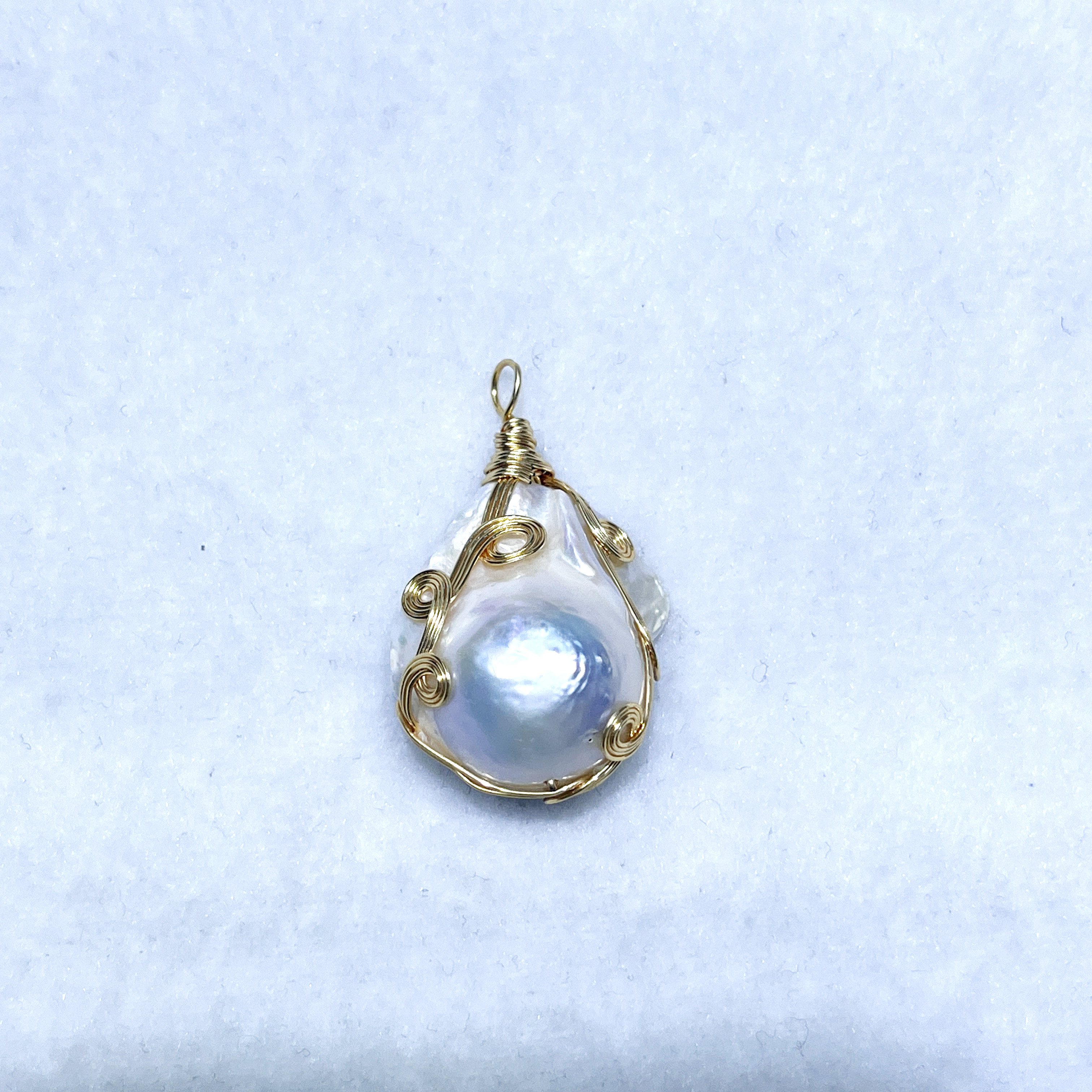 Luxurious Baroque-Inspired Pearl Choker Necklace Featuring Artistic Pendant Charms