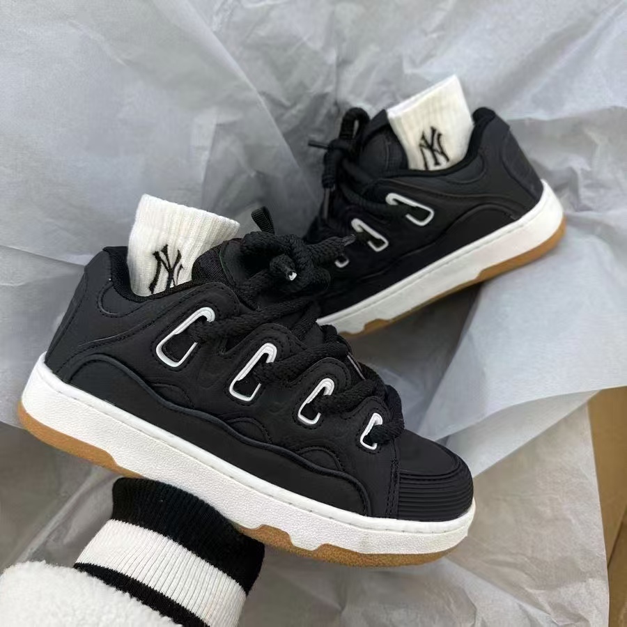 2025 New Model Casual Shoes Men Women Sneakers Plus Size 41 42 Womens Fashion Chunky Woman Thick Sole Retro Sport Bread 240607 Drop Delivery Accessor 