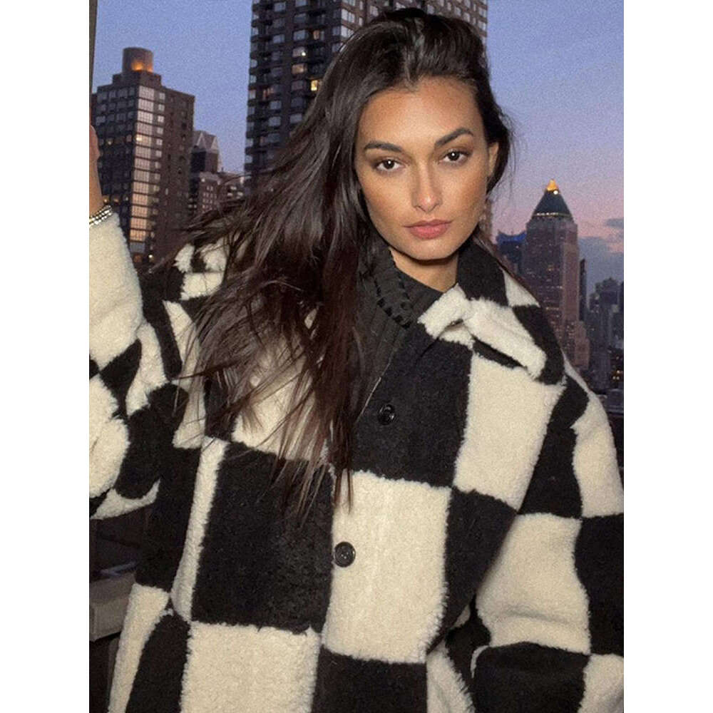 Retro Contrasting Checkered Long Coat For Women Faux Fur Turn-Down Collar Thickened Warm Outwear 2024 Winter Mid Length Coats