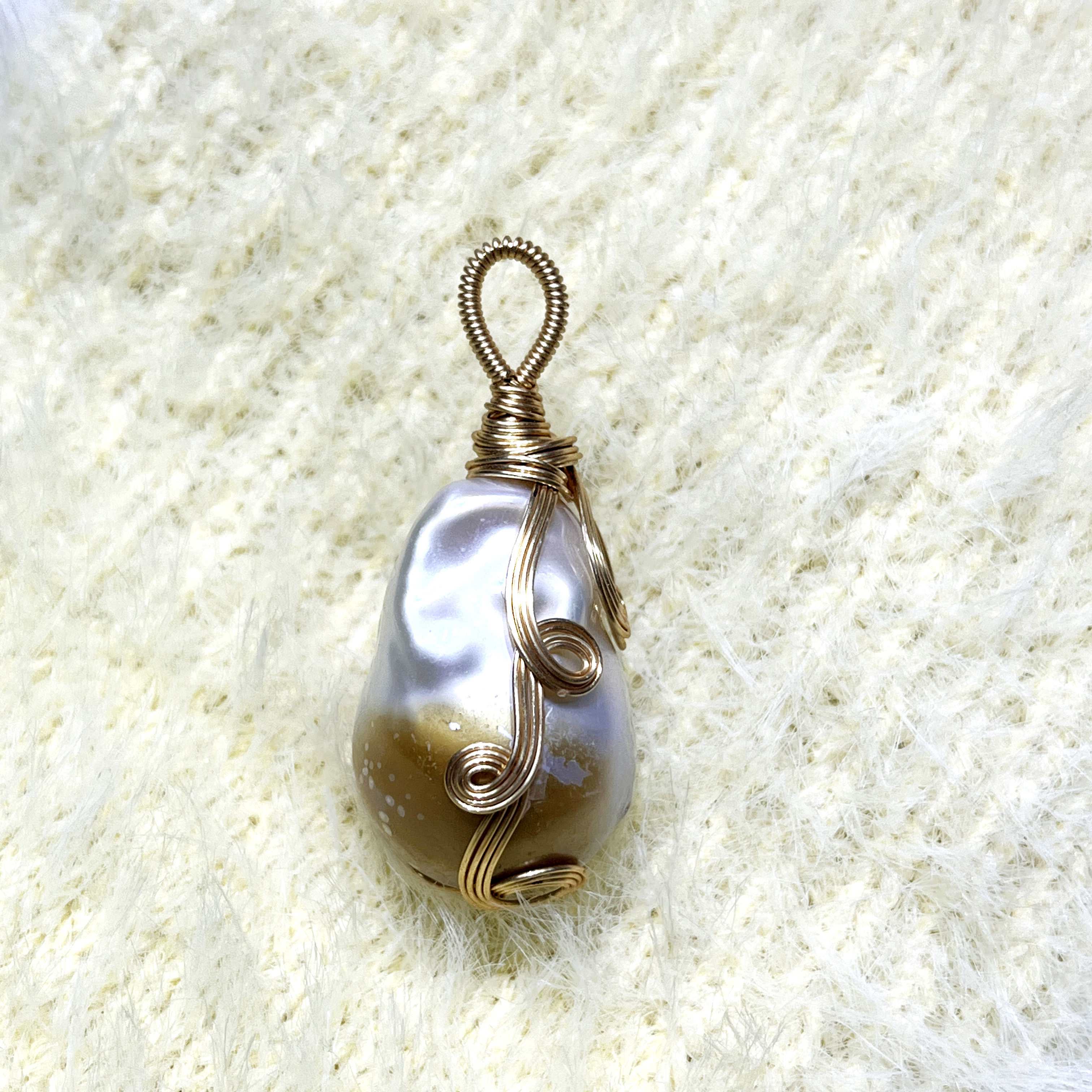 Luxurious Baroque-Inspired Pearl Choker Necklace Featuring Artistic Pendant Charms