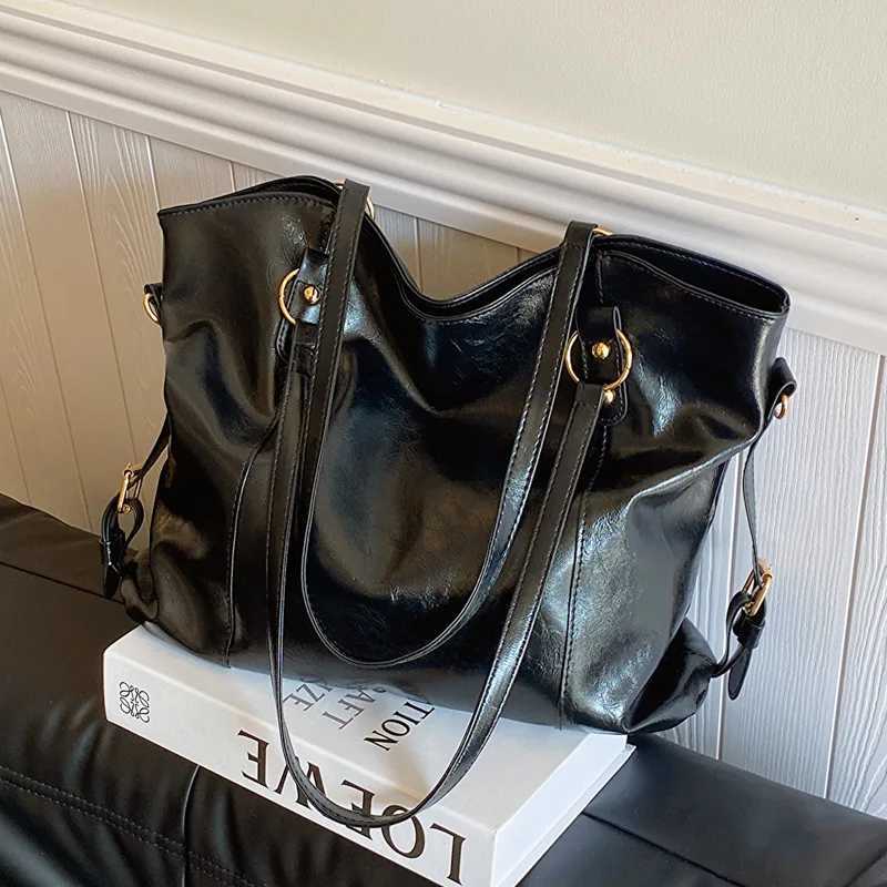 Large capacity womens shoulder bag Fi homeless shopping bag solid color soft leather cross body handbag womens travel handbagXJ250412