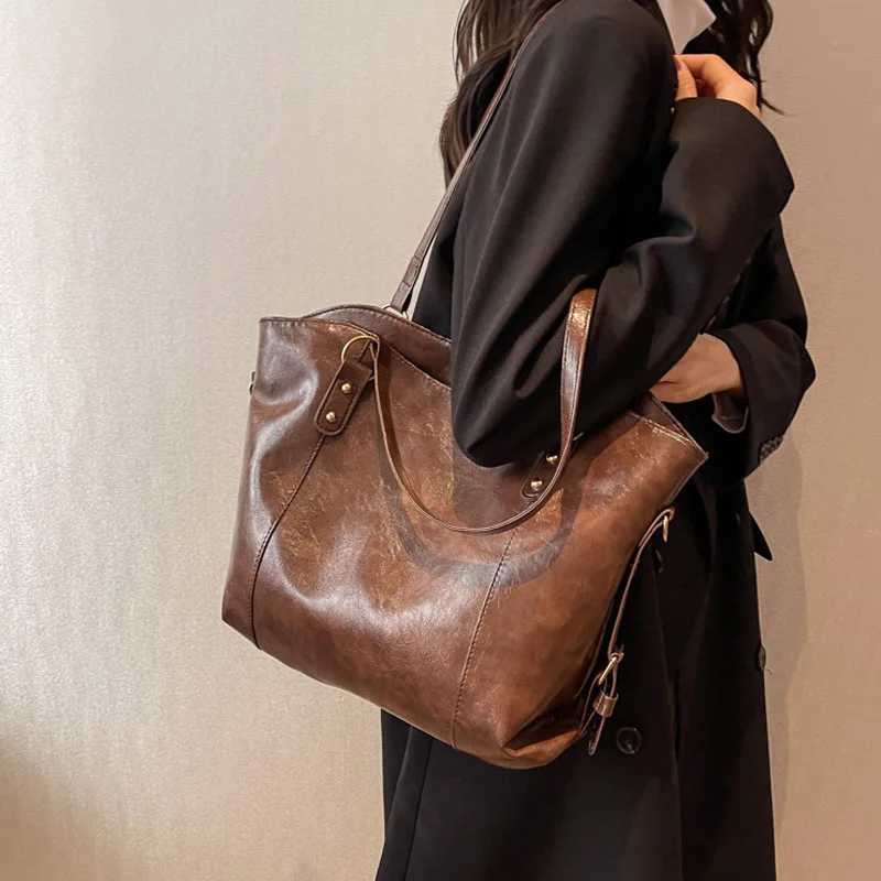 Large capacity womens shoulder bag Fi homeless shopping bag solid color soft leather cross body handbag womens travel handbagXJ250412