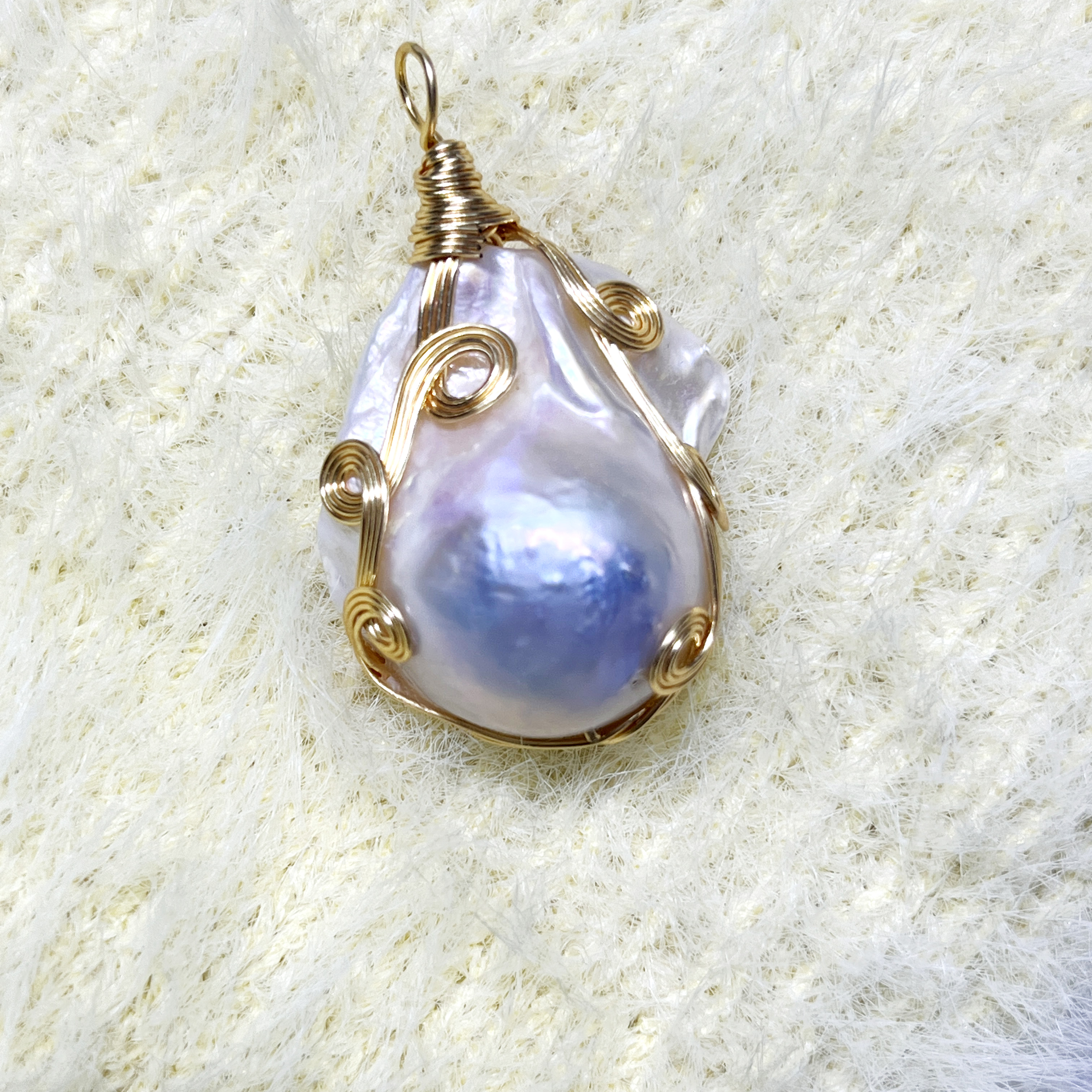 Luxurious Baroque-Inspired Pearl Choker Necklace Featuring Artistic Pendant Charms