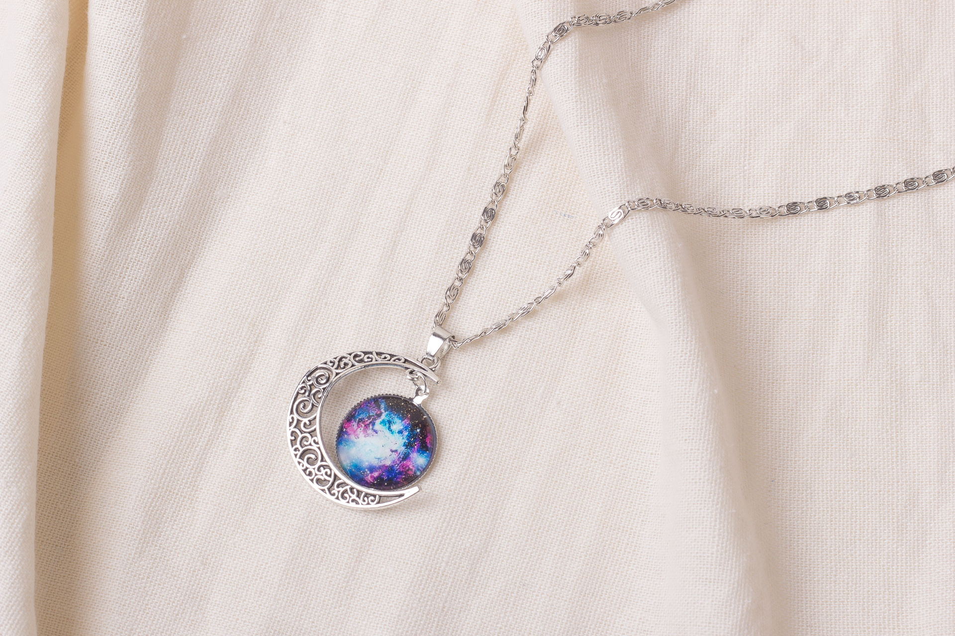 Fashion Jewelry Choker Necklace Glass Galaxy Lovely Pendant Silver Chain Moon Necklace Pendant