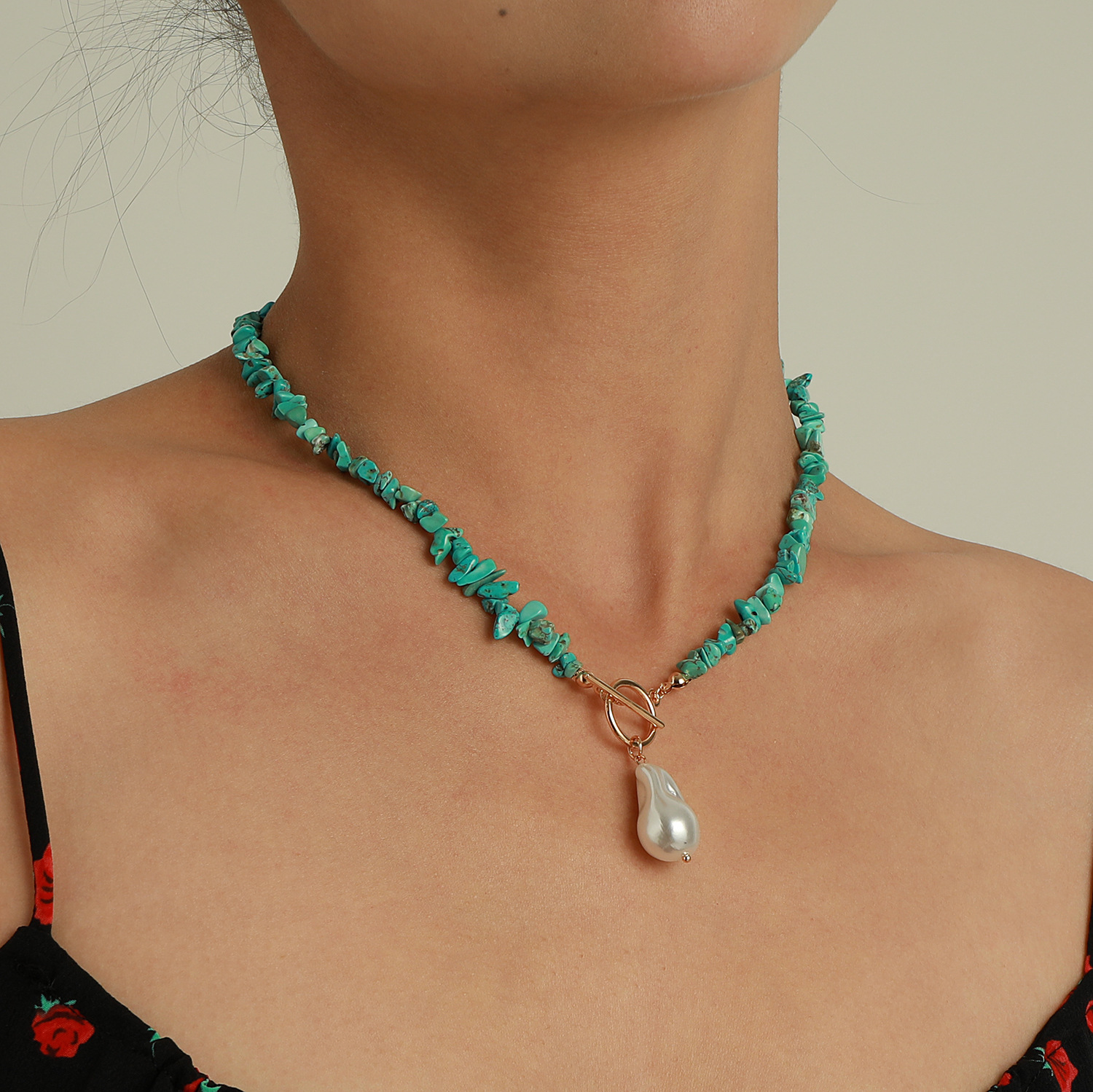 Chic Green Turquoise Over-sized Oval Pearl Toggle Necklace - Ladies' Accessory
