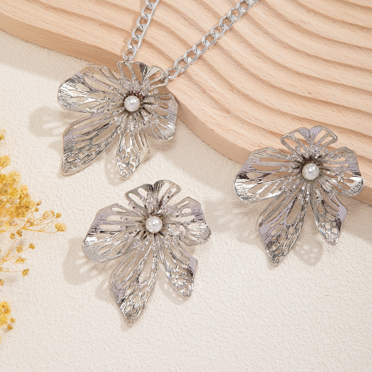 European and American Cross-border Jewelry Exaggerated Antique Style Large Flower Necklace for Women Niche Metal Chain Texture Hollow Flower Necklace