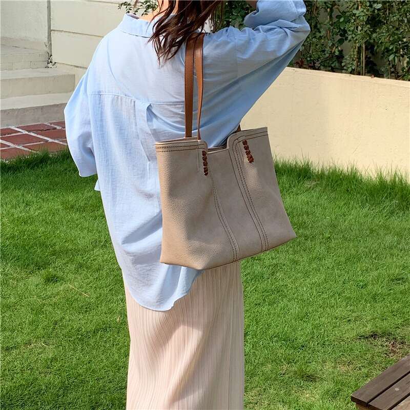 2024 New Fashionable And Minimalist Tote Commuter Large Capacity One Shoulder Underarm Handbag
