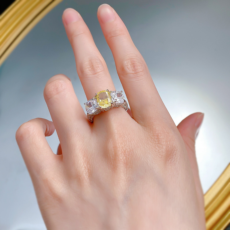 2024 Top-Selg Wedding Ring: 3-Stone Cushion Cut Yellow Moissanite Sterg Sier Bridal Ring dh910320090