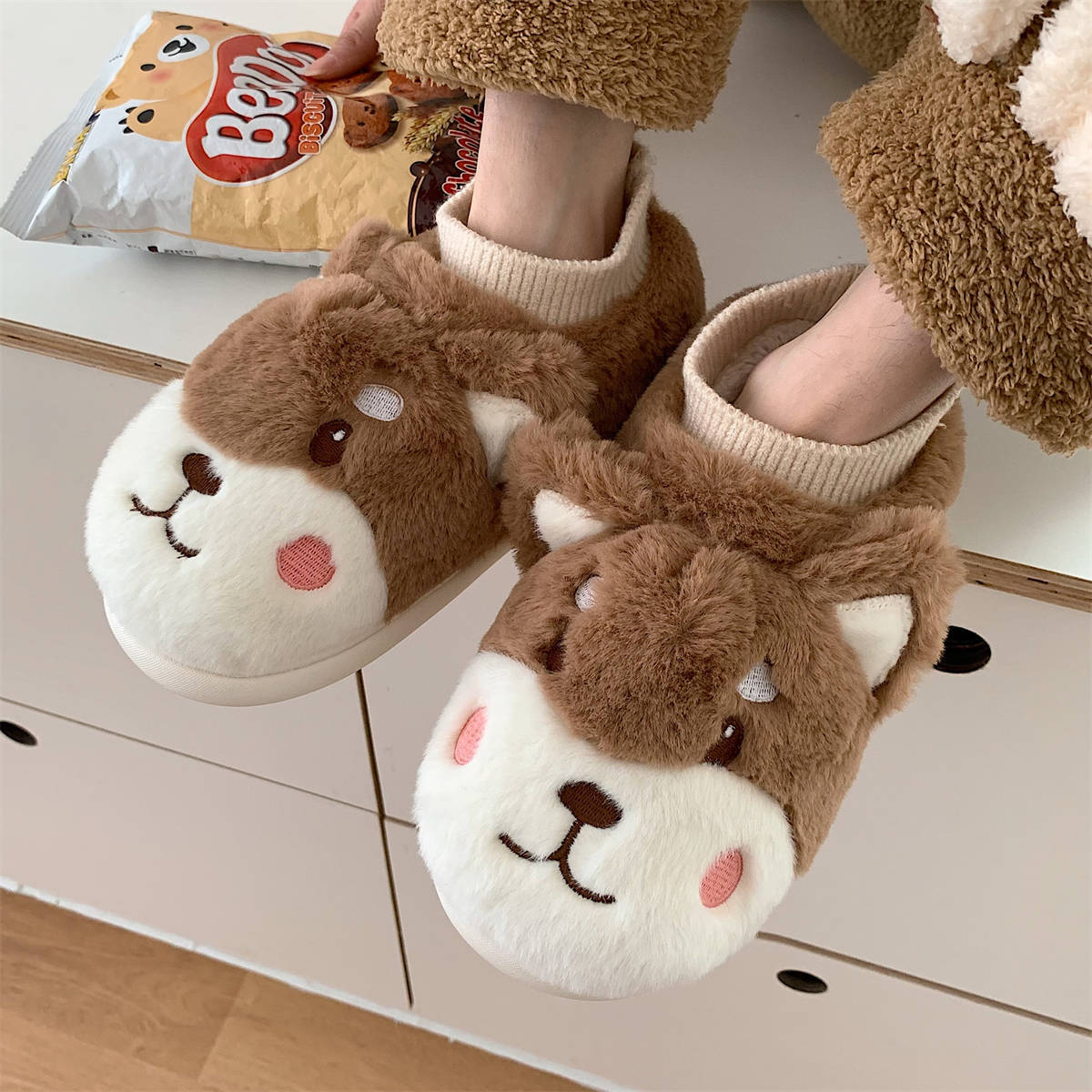 Female winter personality cartoon puppy fluffy cotton slippers Warm and interesting shoes for home bedroom in winter