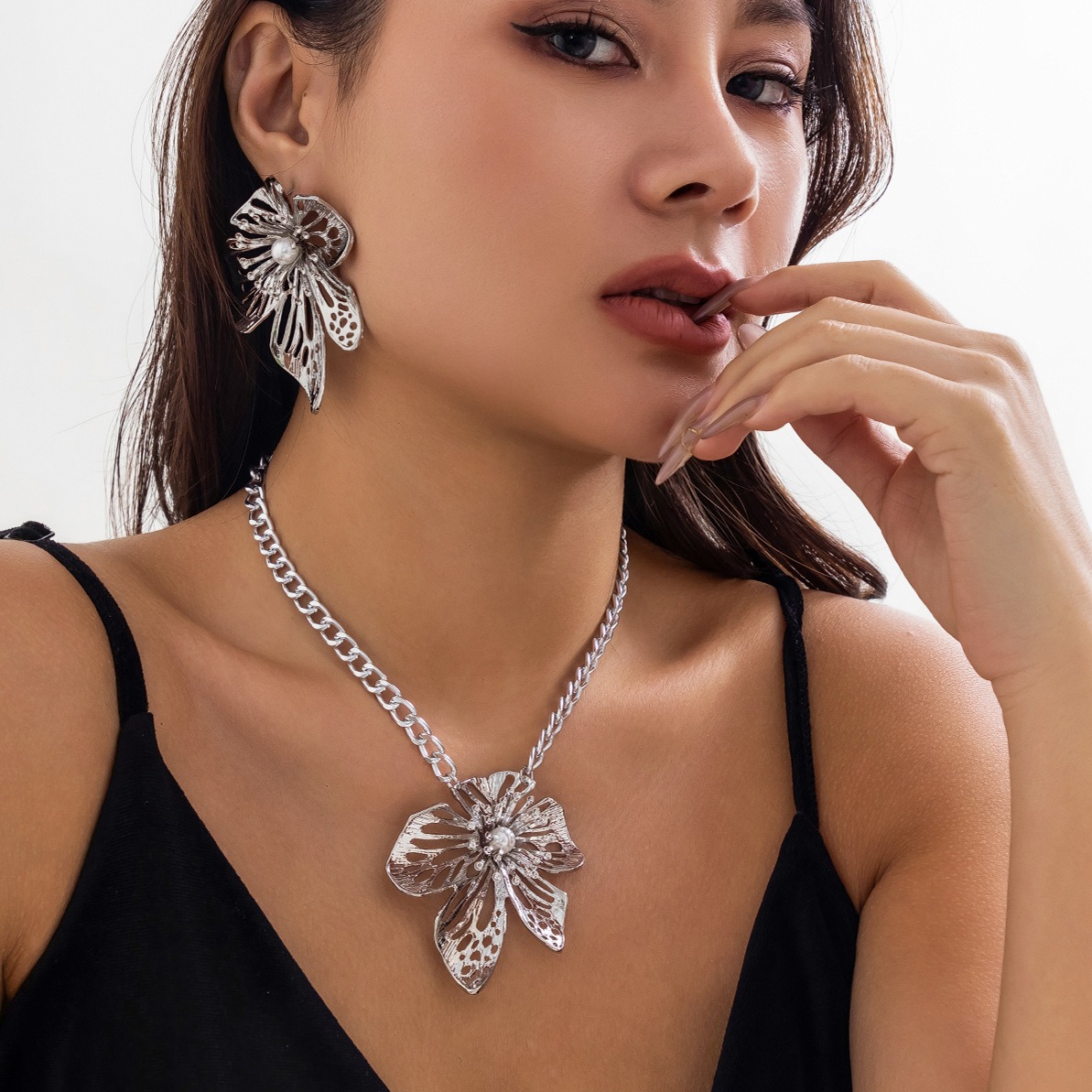European and American Cross-border Jewelry Exaggerated Antique Style Large Flower Necklace for Women Niche Metal Chain Texture Hollow Flower Necklace