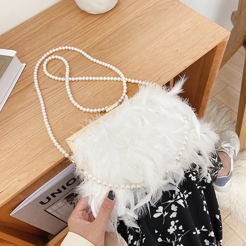 Womens dinner handbag feather clutch bag table tennis wallet pearl chain messenger bag wedding promotion bag cross shaped bag 241031
