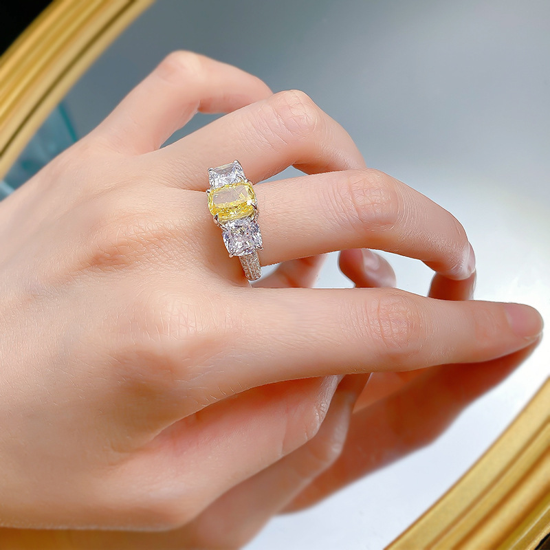 2024 Top-Selg Wedding Ring: 3-Stone Cushion Cut Yellow Moissanite Sterg Sier Bridal Ring dh910320090