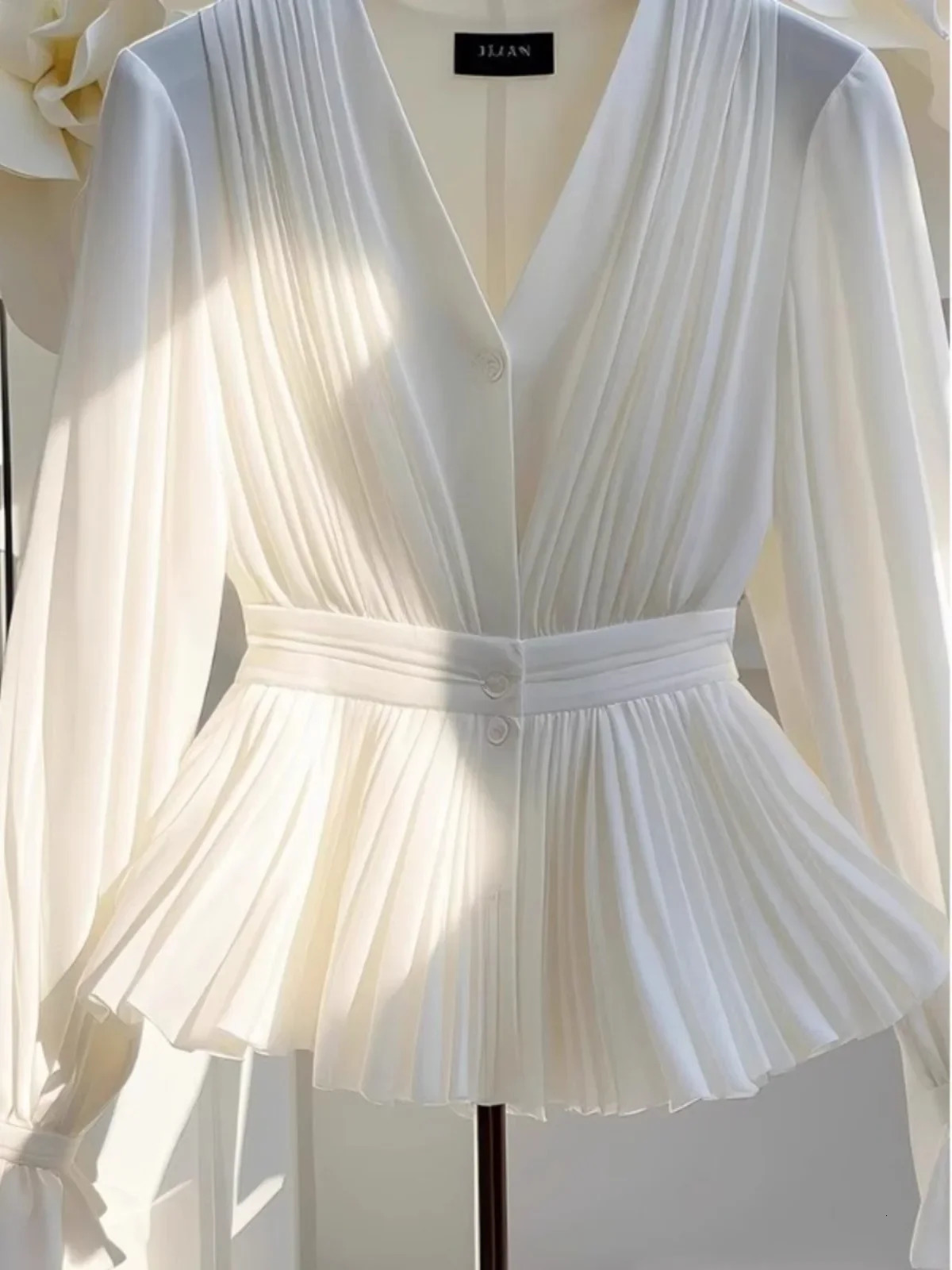 Autumn Korean Style Temperament Vneck Long sleeved Blouse Women Top Light Mature French y Slim White Shirt for 241031