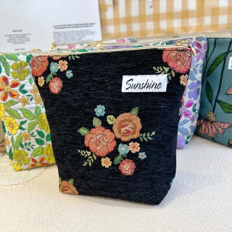 Ladies clutch makeup bag lipstick sanitary pad bag card holder floral embroidery makeup bag travel makeup bag 241031