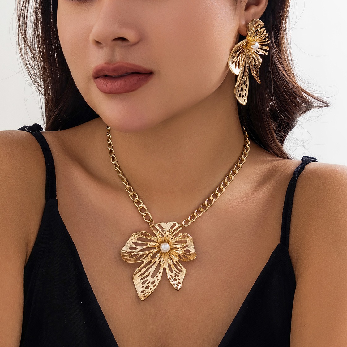 European and American Cross-border Jewelry Exaggerated Antique Style Large Flower Necklace for Women Niche Metal Chain Texture Hollow Flower Necklace