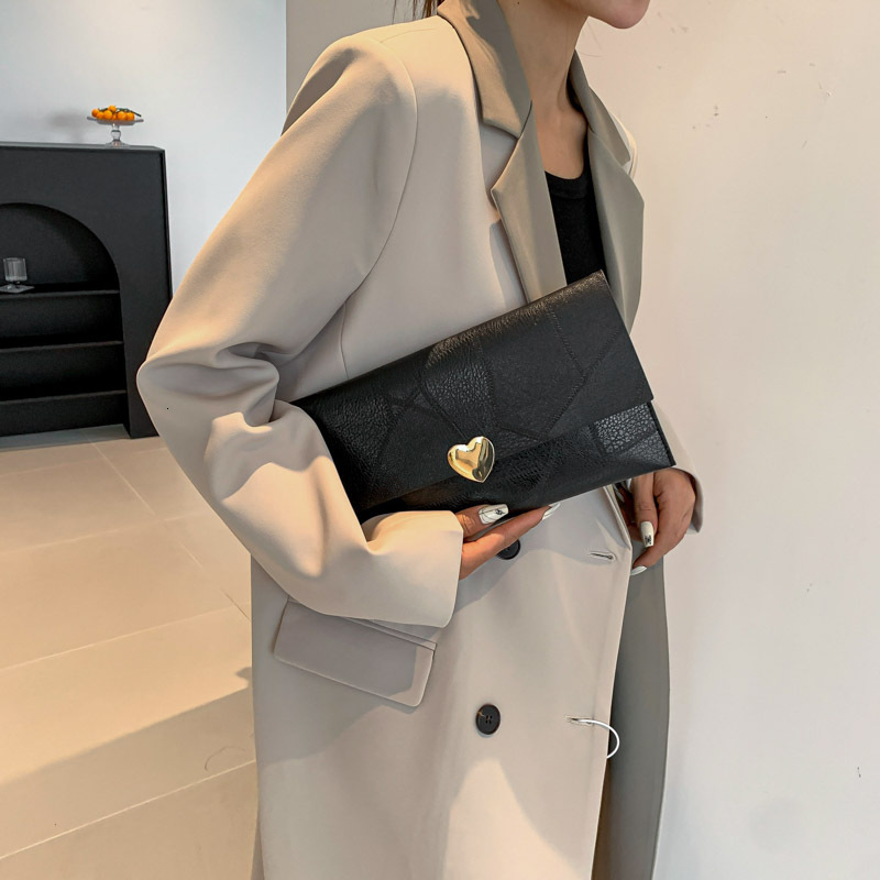 New designer fashionable multifunctional women's heart-shaped handbag, new gradient color splicing niche high-end texture envelope bag