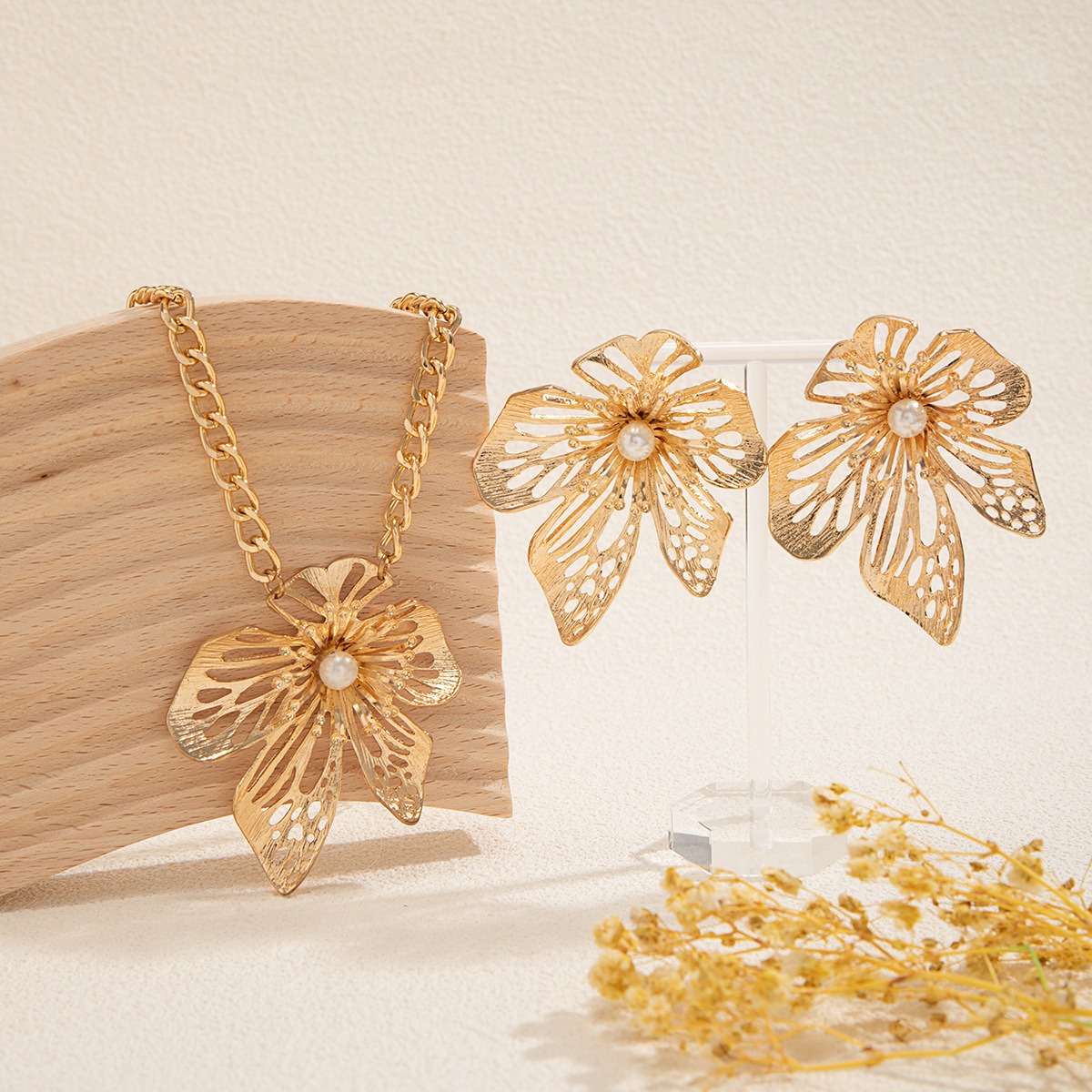 European and American Cross-border Jewelry Exaggerated Antique Style Large Flower Necklace for Women Niche Metal Chain Texture Hollow Flower Necklace