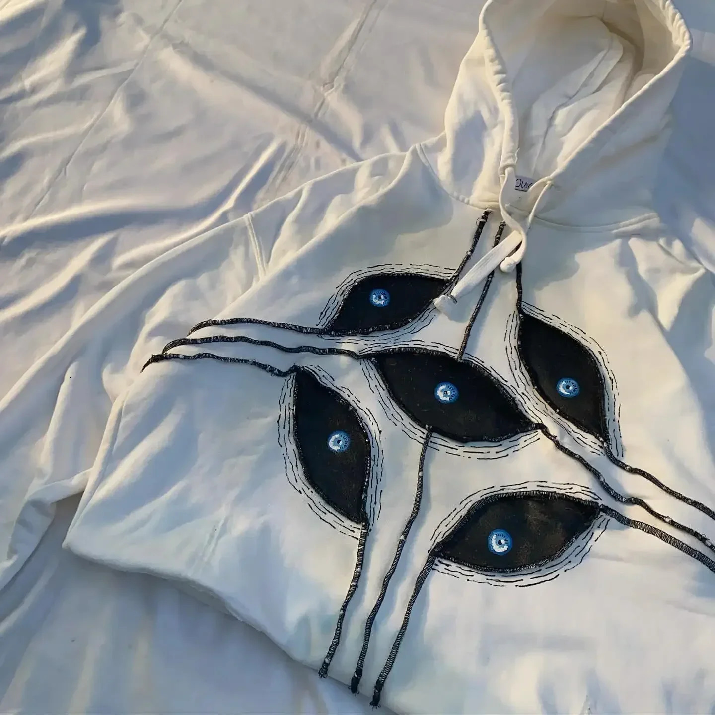 Y2K Eyes Patchwork Pulleys Gothic Retro Eyes Graphic Hoodies Harajuku Casual White Oversized Sweatshirt for Men 241030
