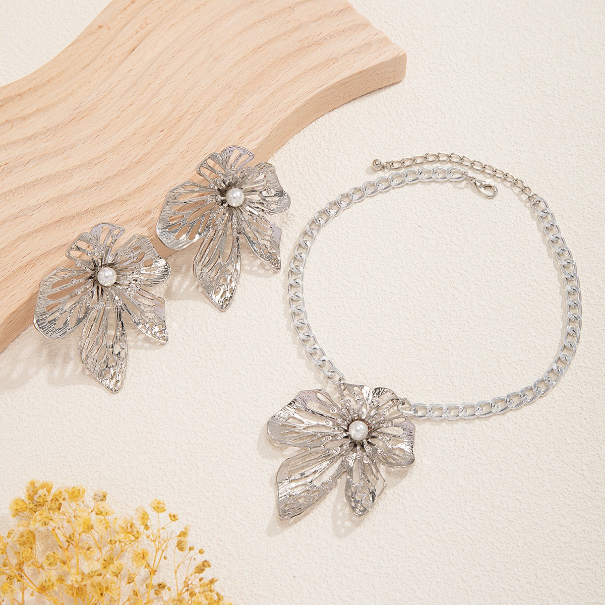 European and American Cross-border Jewelry Exaggerated Antique Style Large Flower Necklace for Women Niche Metal Chain Texture Hollow Flower Necklace