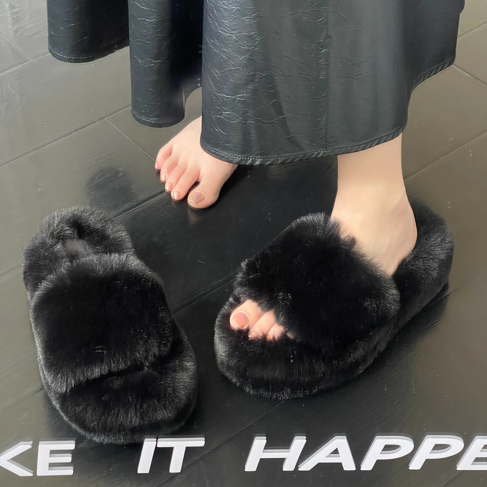 Winter fluffy platform slider solid color open toe comfortable plush shoes indoor and outdoor fuzzy warm slider large-sized sandals 241031