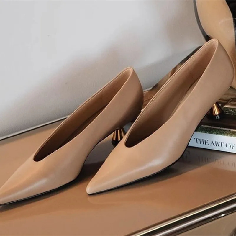 2024 Heels Pointed Toe Shallow Mouth Retro Granny Shoes Patent Leather Skinny Metal Heel Four Seasons Single Shoes Fashion 241031
