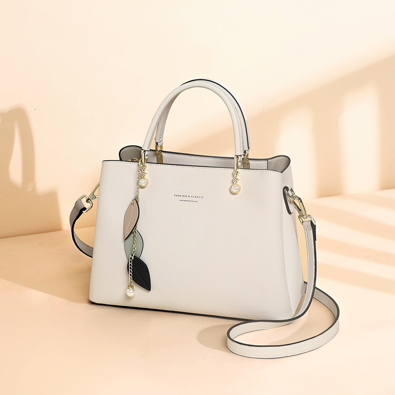 Bag women's versatile new handbag large capacity shoulder bag fashionable and high-end crossbody commuting bag
