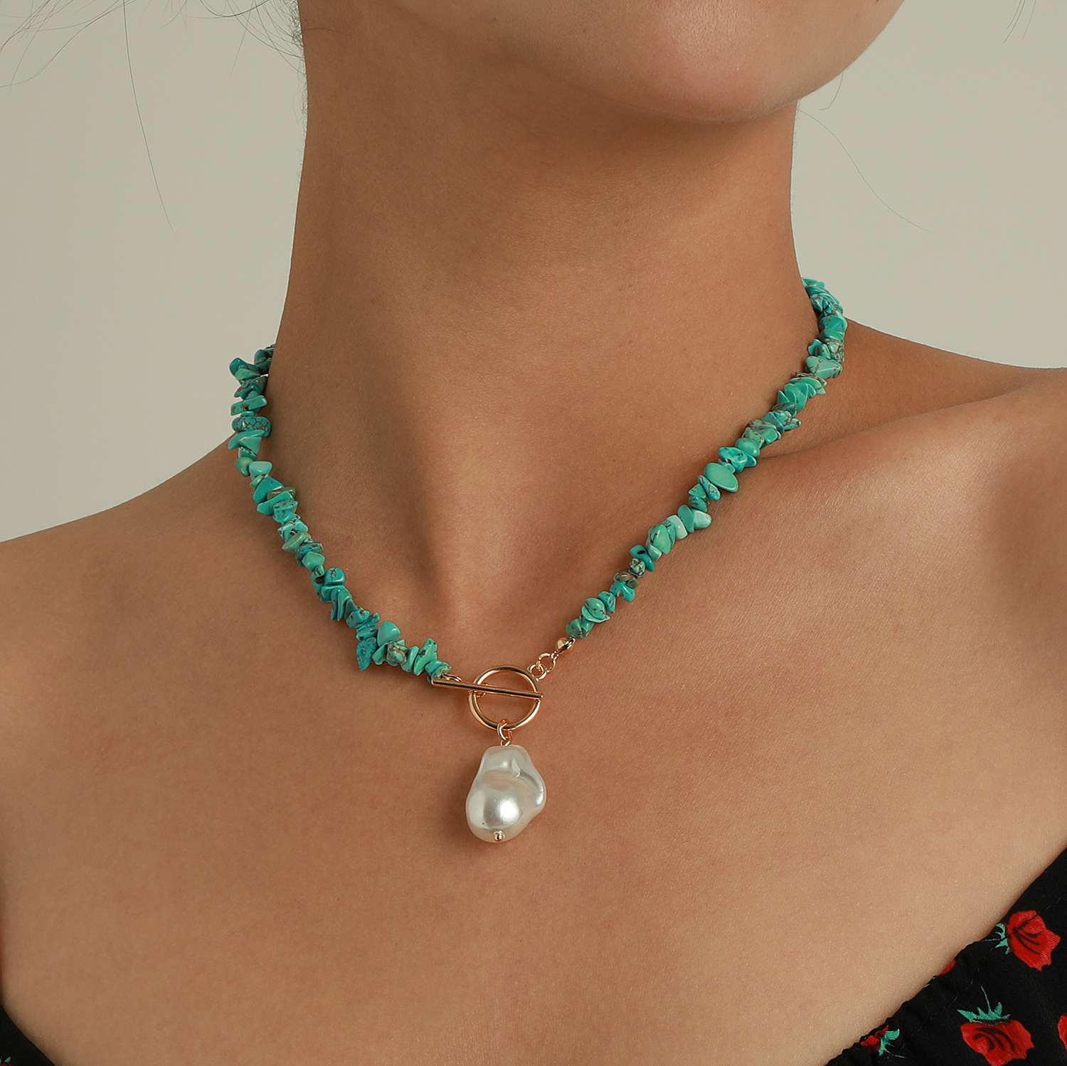 Chic Green Turquoise Over-sized Oval Pearl Toggle Necklace - Ladies' Accessory