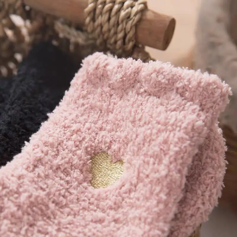 Casual Love Plush Socks Women Winter Warm Thickening Heart Printing Sleeping Snow Socks Coral Fluffy Tube Wool Sox 241031