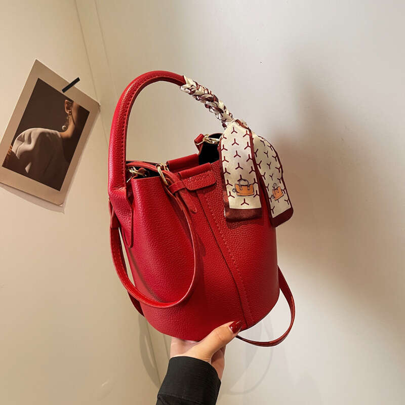 2025 New Women's Fashion Simple Shoulder Bag High Quality Design Handbag PU Commuter Hot Selg Bolsas Para Mujeres