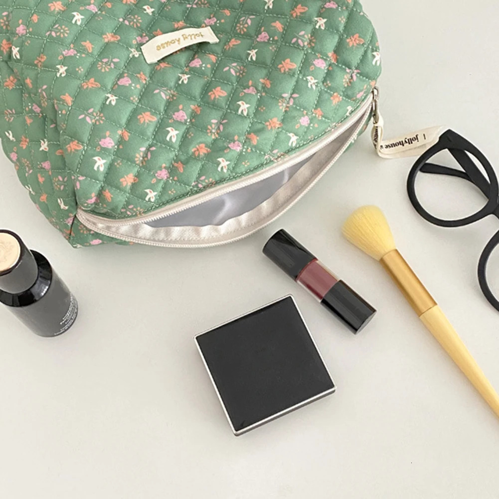 South Korean Quilted Makeup Bag Zipper Travel Organizer Portable Makeup Bag Flower Printing Large Capacity Suitable for Women 241031